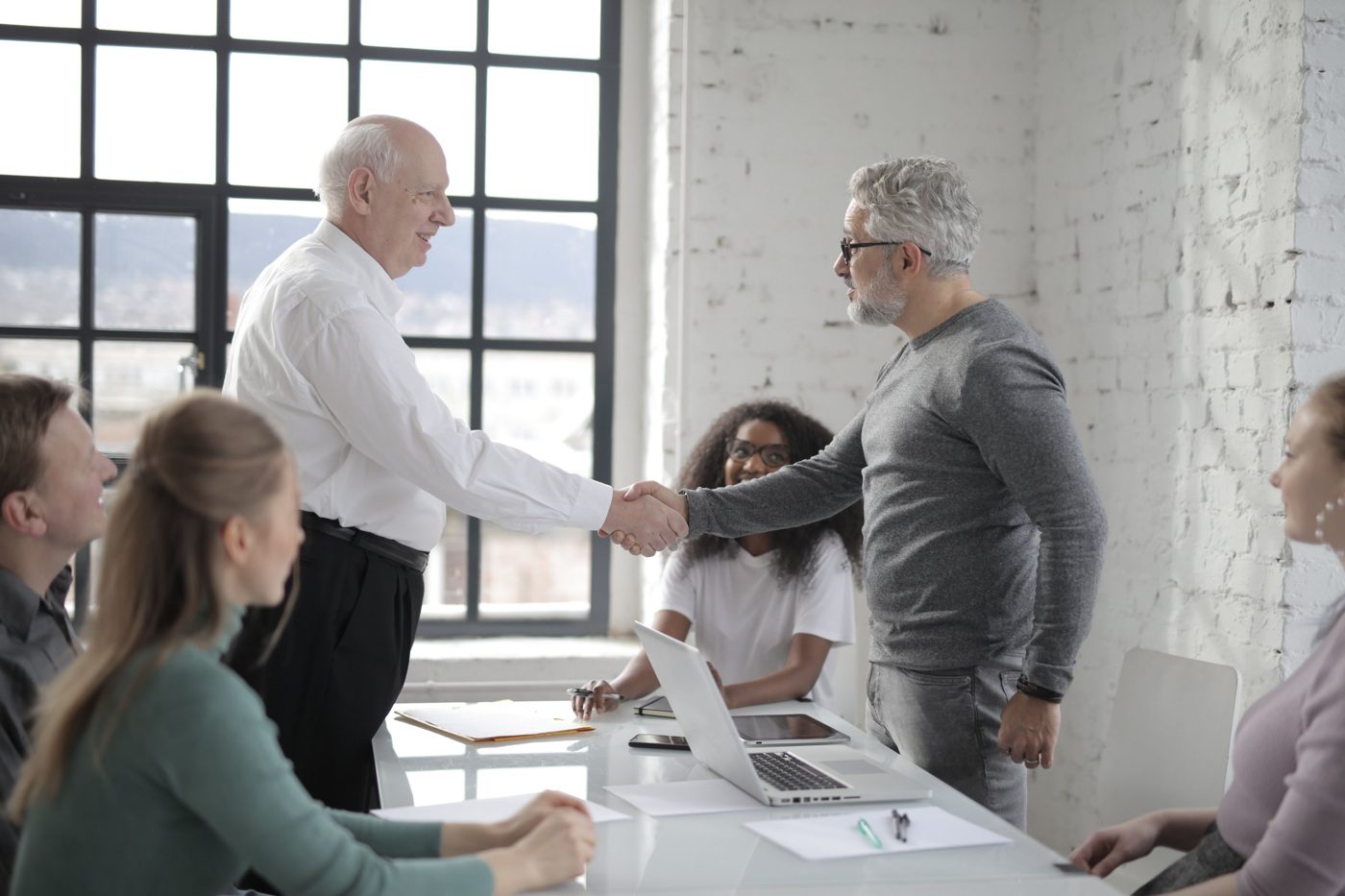 Consultores experientes fechando parceria com empresário