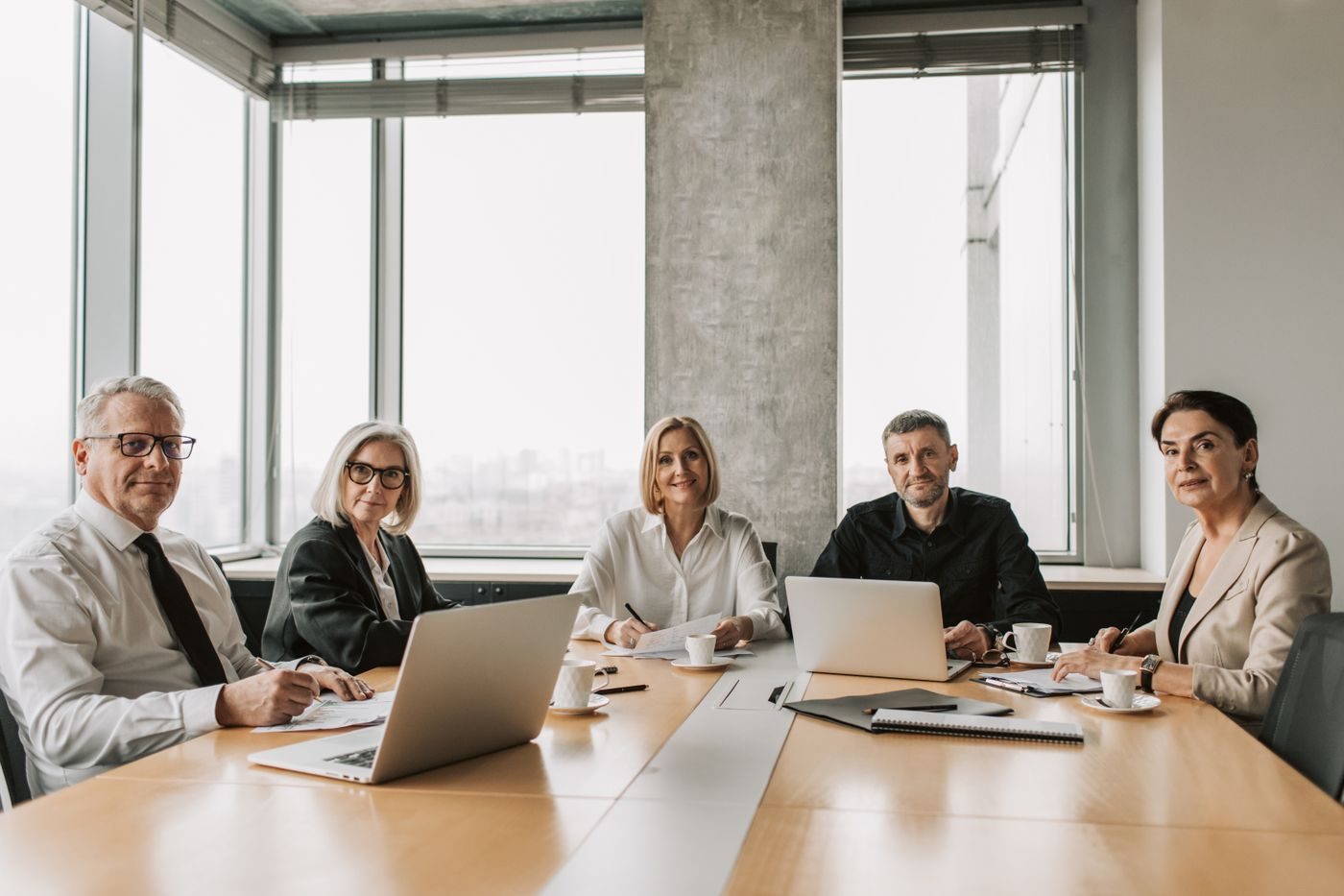 Equipe de consultores experientes em reunião