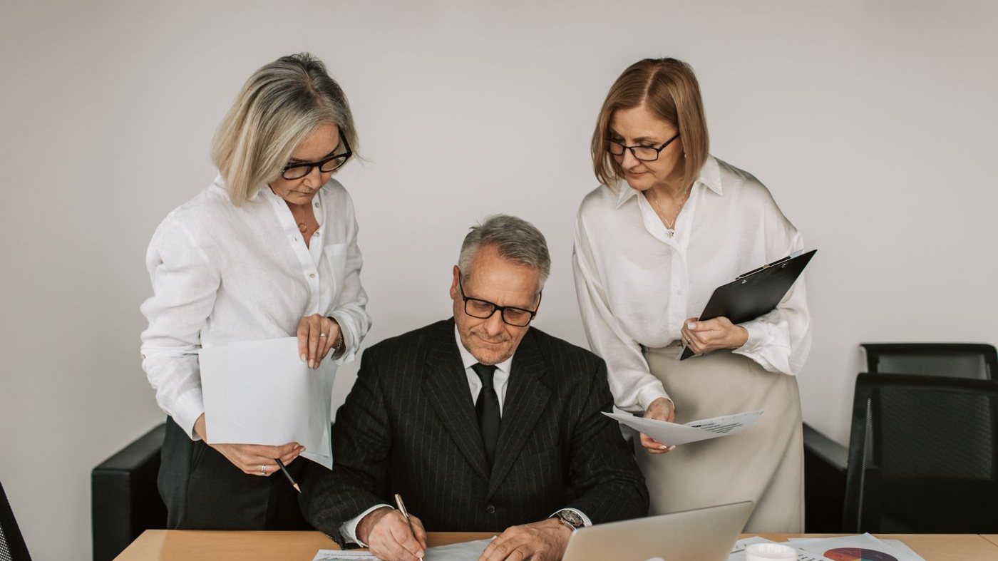 Consultores experientes analisando documentos fiscais